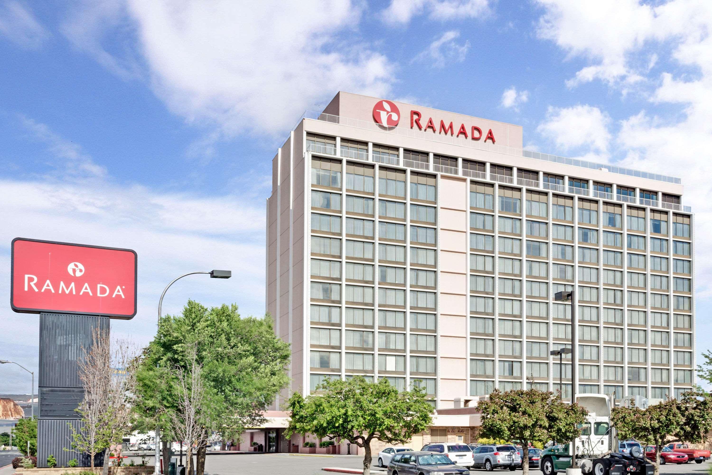 Ramada By Wyndham Reno Hotel & Casino Exterior photo